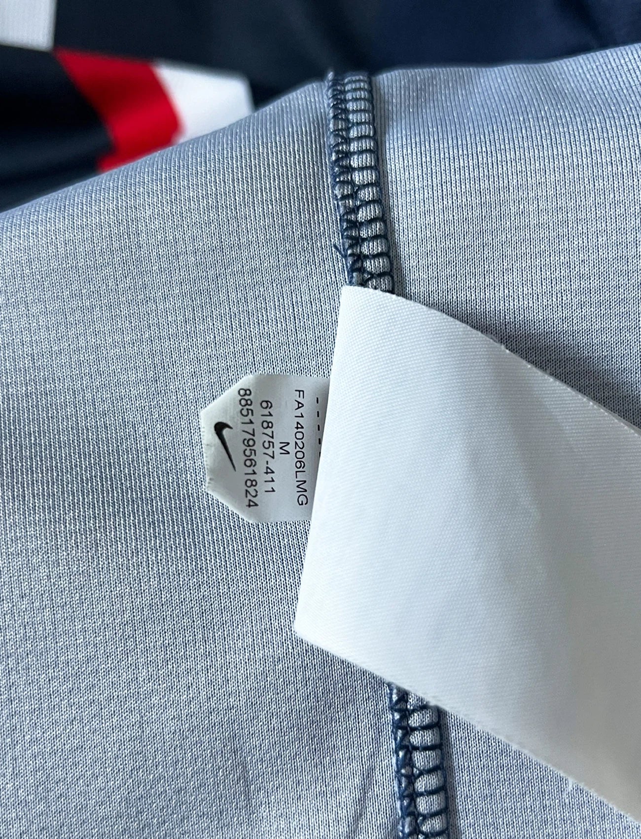 Maillot de foot vintage domicile bleu du PSG de la saison 2014/2015. On peut retrouver l'équipementier Nike et le sponsor Fly Emirates. Le maillot est floqué du numéro 10 Zlatan Ibrahimovic. Il s'agit d'un maillot authentique d'époque.