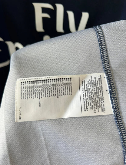 Maillot de foot vintage domicile bleu du PSG 2014/2015. On peut retrouver l'équipementier Nike et le sponsor Fly Emirates. Le maillot est floqué du numéro 10 Zlatan Ibrahimovic. Il s'agit d'un maillot authentique d'époque.
