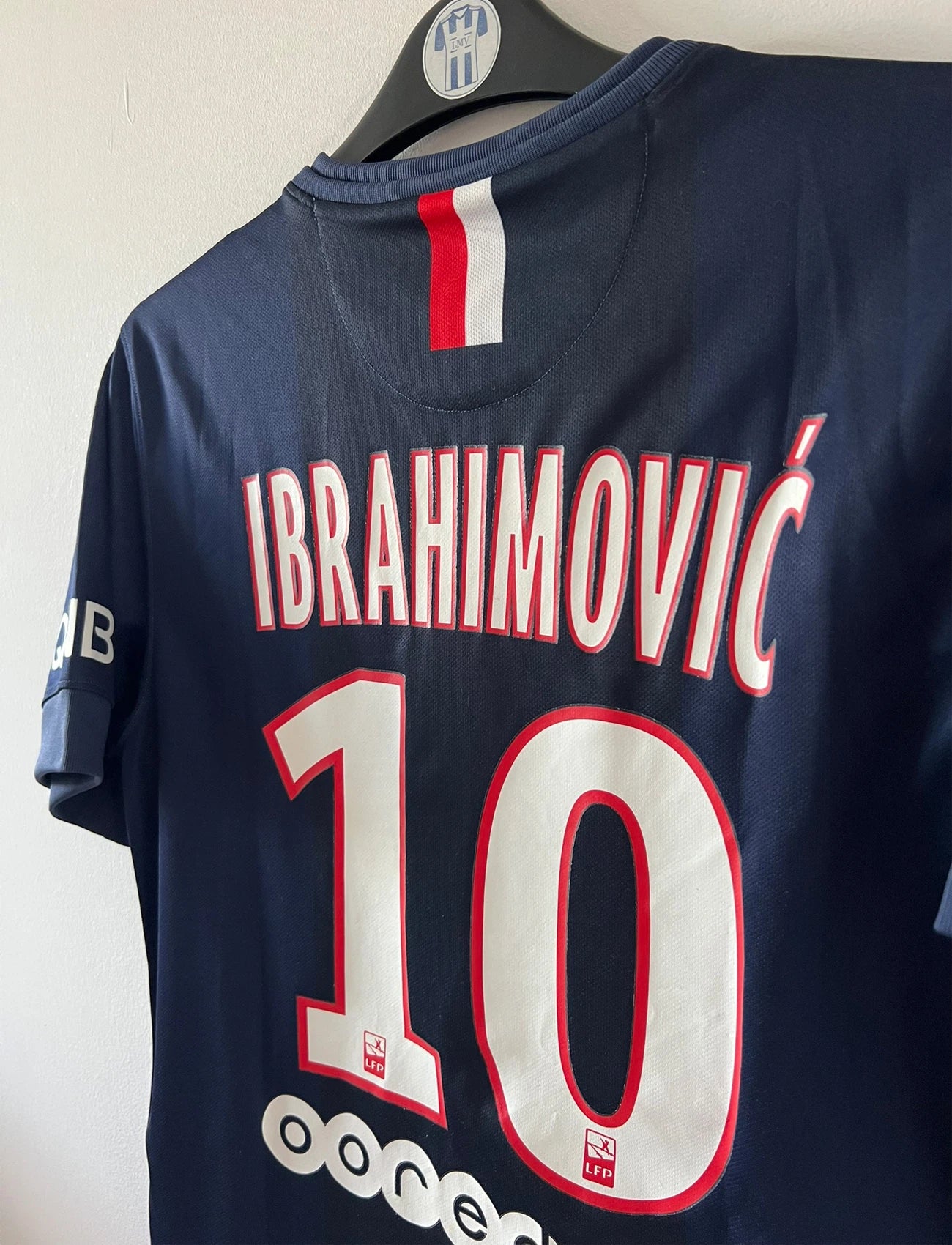 Maillot de foot vintage domicile bleu du PSG 2014/2015. On peut retrouver l'équipementier Nike et le sponsor Fly Emirates. Le maillot est floqué du numéro 10 Zlatan Ibrahimovic. Il s'agit d'un maillot authentique d'époque.