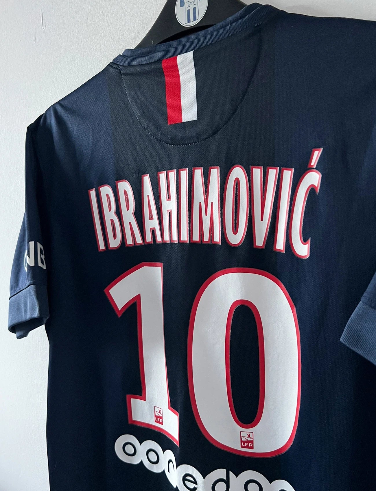 Maillot de foot vintage domicile bleu du PSG de la saison 2014/2015. On peut retrouver l'équipementier Nike et le sponsor Fly Emirates. Le maillot est floqué du numéro 10 Zlatan Ibrahimovic. Il s'agit d'un maillot authentique d'époque.