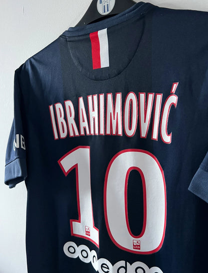 Maillot de foot vintage domicile bleu du PSG de la saison 2014/2015. On peut retrouver l'équipementier Nike et le sponsor Fly Emirates. Le maillot est floqué du numéro 10 Zlatan Ibrahimovic. Il s'agit d'un maillot authentique d'époque.