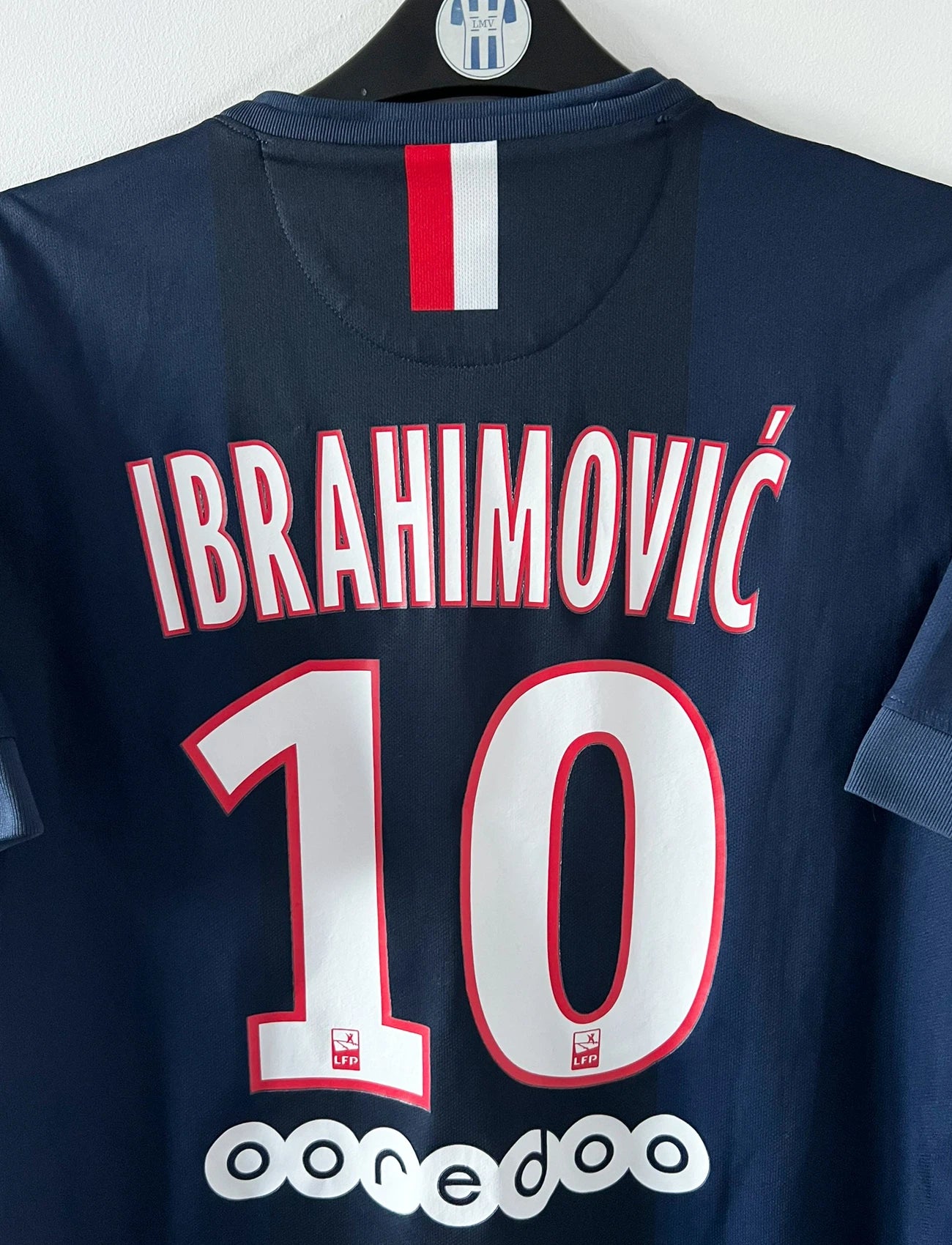 Maillot de foot vintage domicile bleu du PSG de la saison 2014/2015. On peut retrouver l'équipementier Nike et le sponsor Fly Emirates. Le maillot est floqué du numéro 10 Zlatan Ibrahimovic. Il s'agit d'un maillot authentique d'époque.