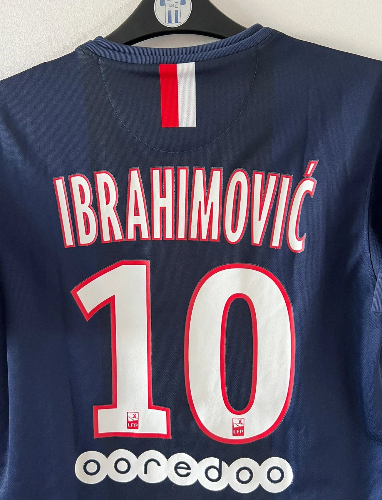 Maillot de foot vintage domicile bleu du PSG 2014/2015. On peut retrouver l'équipementier Nike et le sponsor Fly Emirates. Le maillot est floqué du numéro 10 Zlatan Ibrahimovic. Il s'agit d'un maillot authentique d'époque.
