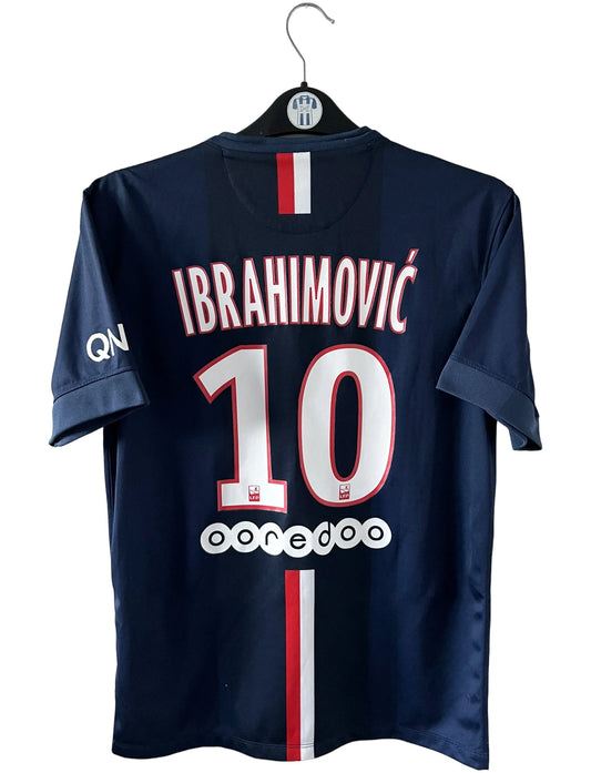 Maillot de foot vintage domicile bleu du PSG de la saison 2014/2015. On peut retrouver l'équipementier Nike et le sponsor Fly Emirates. Le maillot est floqué du numéro 10 Zlatan Ibrahimovic. Il s'agit d'un maillot authentique d'époque.