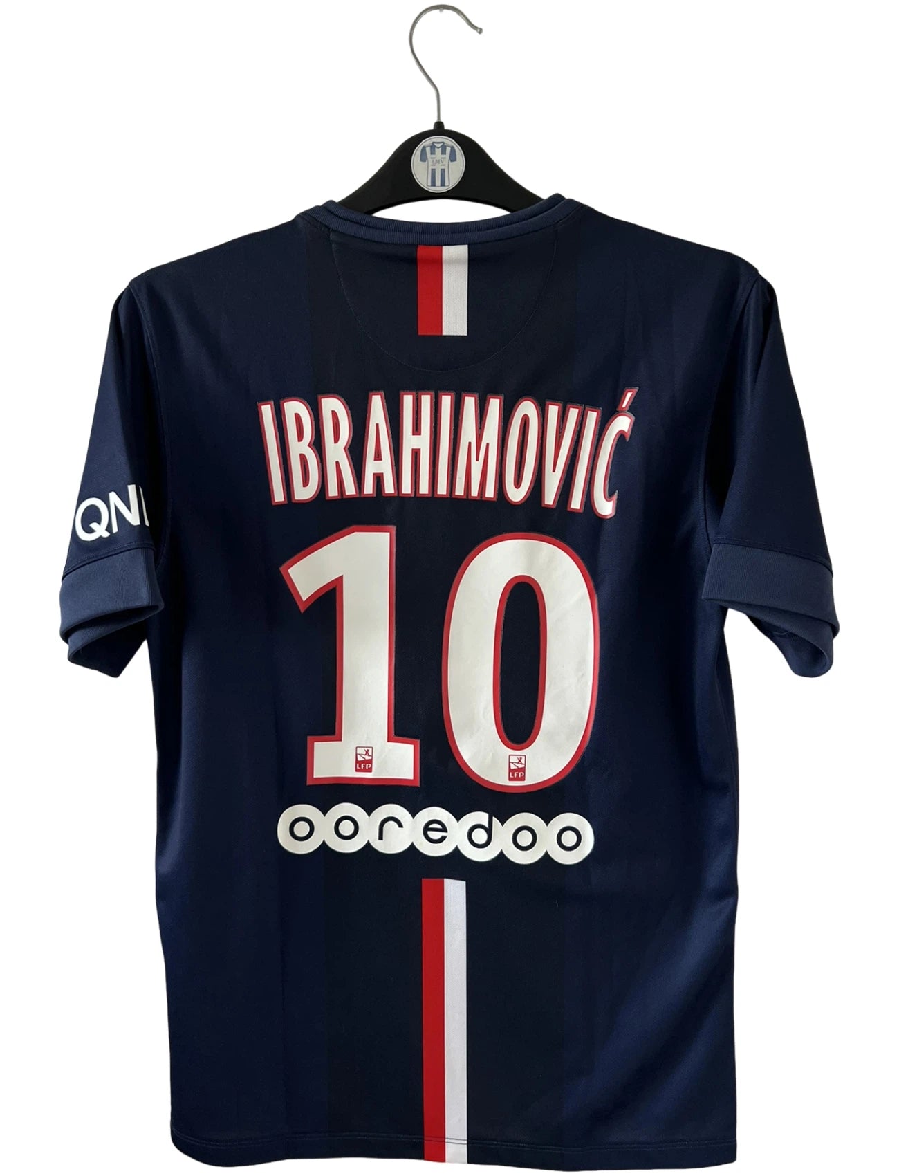 Maillot de foot vintage domicile bleu du PSG 2014/2015. On peut retrouver l'équipementier Nike et le sponsor Fly Emirates. Le maillot est floqué du numéro 10 Zlatan Ibrahimovic. Il s'agit d'un maillot authentique d'époque.