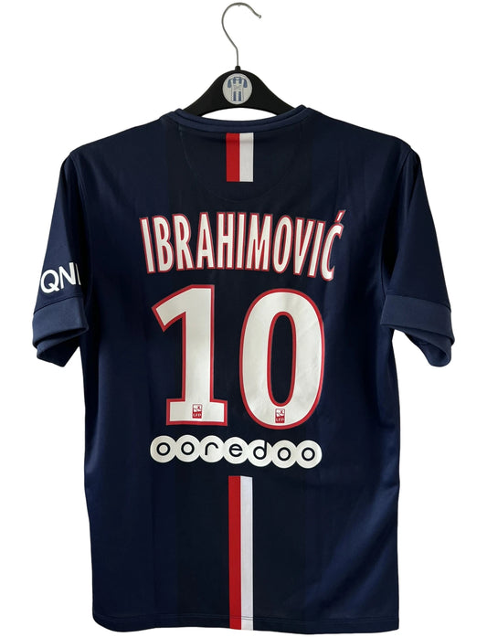 Maillot de foot vintage domicile bleu du PSG 2014/2015. On peut retrouver l'équipementier Nike et le sponsor Fly Emirates. Le maillot est floqué du numéro 10 Zlatan Ibrahimovic. Il s'agit d'un maillot authentique d'époque.