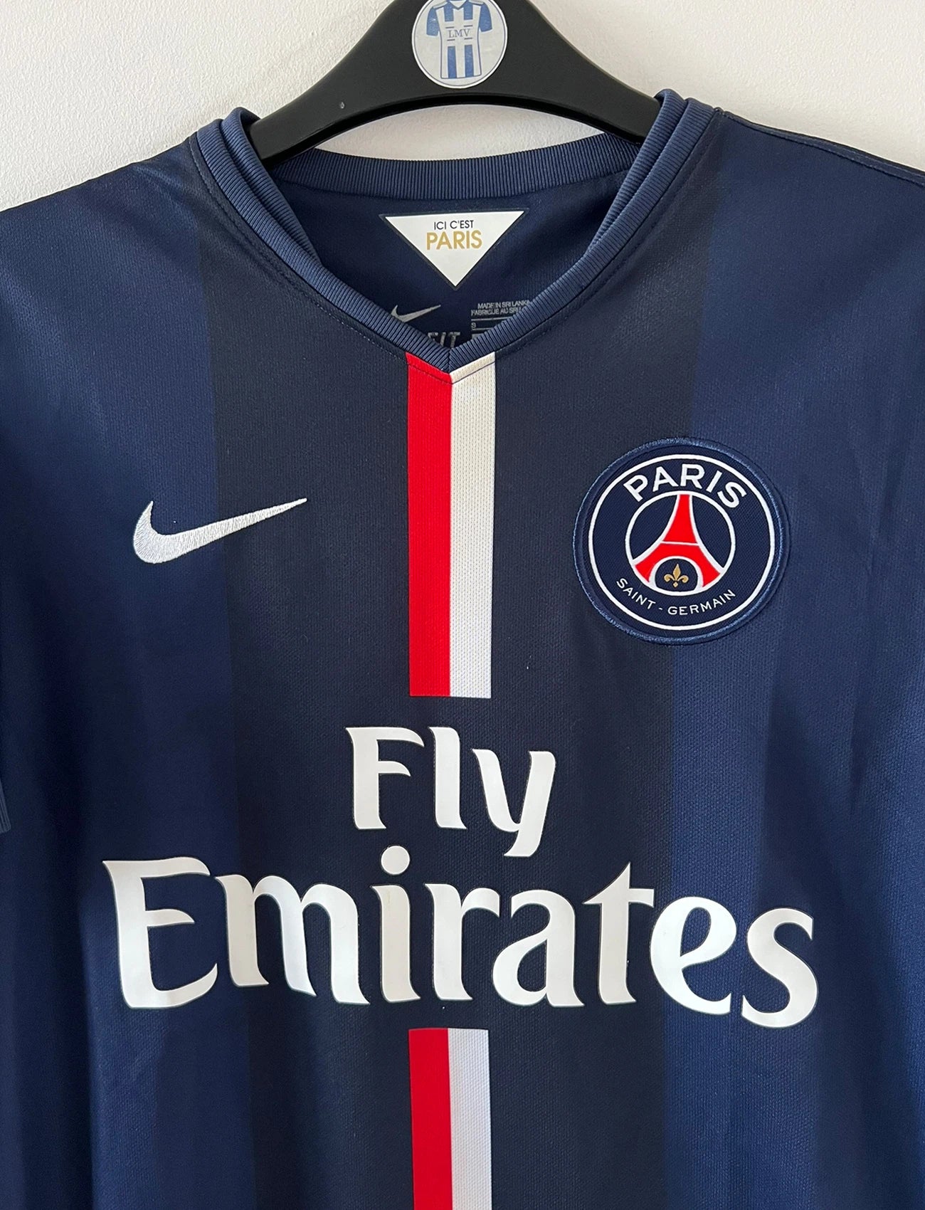 Maillot de foot vintage domicile bleu du PSG 2014/2015. On peut retrouver l'équipementier Nike et le sponsor Fly Emirates. Le maillot est floqué du numéro 10 Zlatan Ibrahimovic. Il s'agit d'un maillot authentique d'époque.