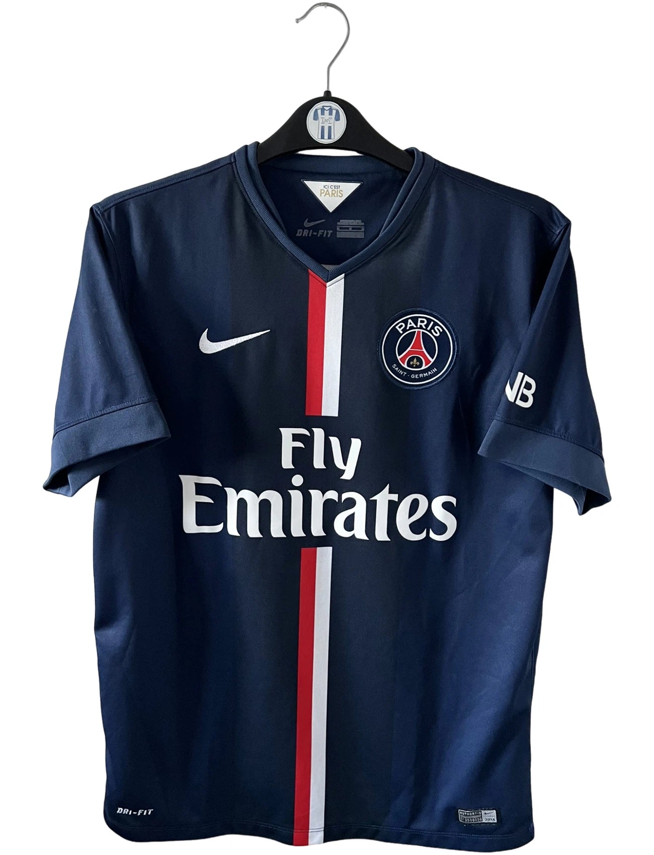 Maillot de foot vintage domicile bleu du PSG de la saison 2014/2015. On peut retrouver l'équipementier Nike et le sponsor Fly Emirates. Le maillot est floqué du numéro 10 Zlatan Ibrahimovic. Il s'agit d'un maillot authentique d'époque.