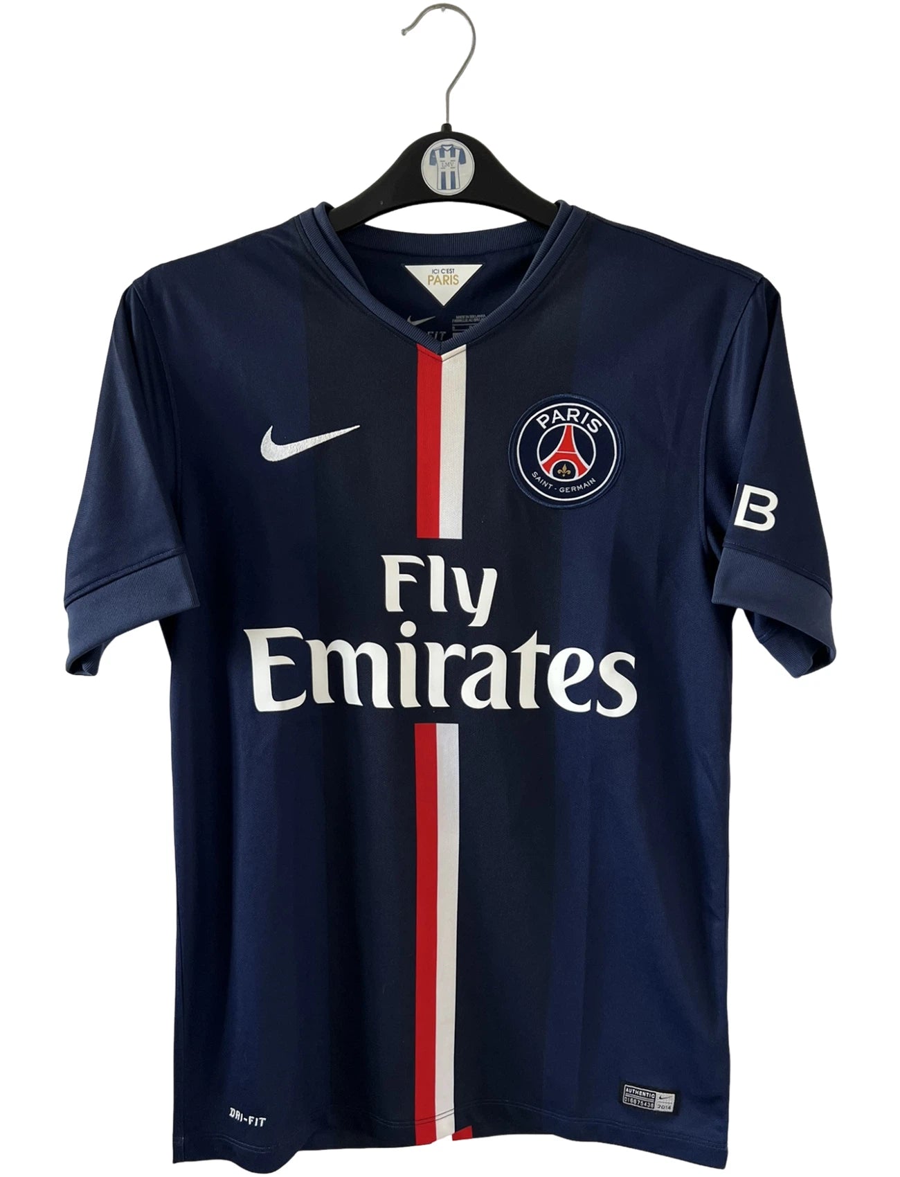 Maillot de foot vintage domicile bleu du PSG 2014/2015. On peut retrouver l'équipementier Nike et le sponsor Fly Emirates. Le maillot est floqué du numéro 10 Zlatan Ibrahimovic. Il s'agit d'un maillot authentique d'époque.