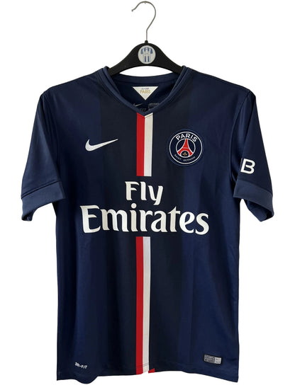 Maillot de foot vintage domicile bleu du PSG 2014/2015. On peut retrouver l'équipementier Nike et le sponsor Fly Emirates. Le maillot est floqué du numéro 10 Zlatan Ibrahimovic. Il s'agit d'un maillot authentique d'époque.