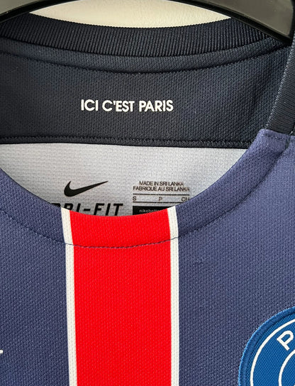 Maillot de foot vintage domicile bleu du PSG 2015/2016. On peut retrouver l'équipementier Nike et le sponsor Fly Emirates. Le maillot est floqué du numéro 10 Zlatan Ibrahimovic. Il s'agit d'un maillot authentique d'époque.