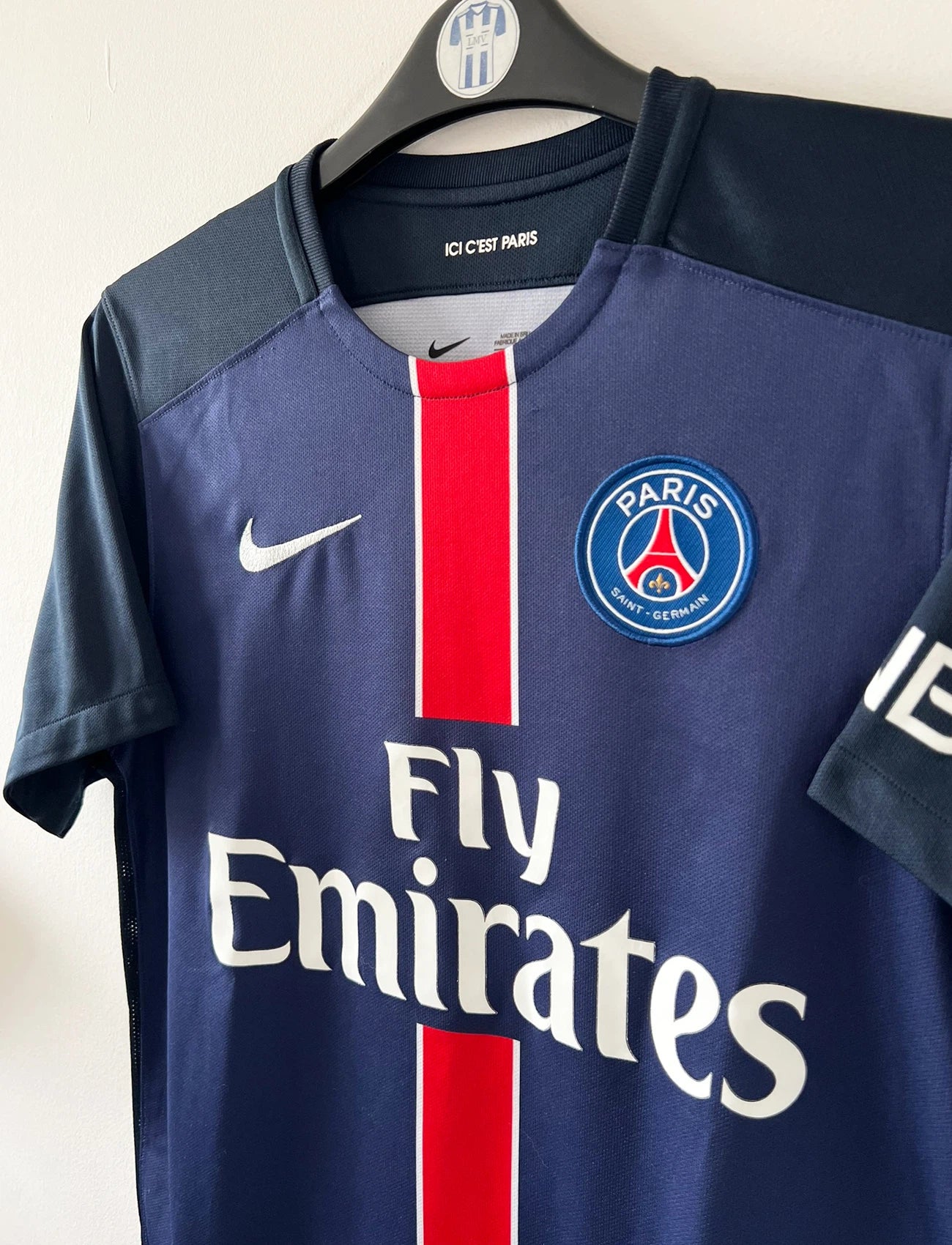 Maillot de foot vintage domicile bleu du PSG 2015/2016. On peut retrouver l'équipementier Nike et le sponsor Fly Emirates. Le maillot est floqué du numéro 10 Zlatan Ibrahimovic. Il s'agit d'un maillot authentique d'époque.