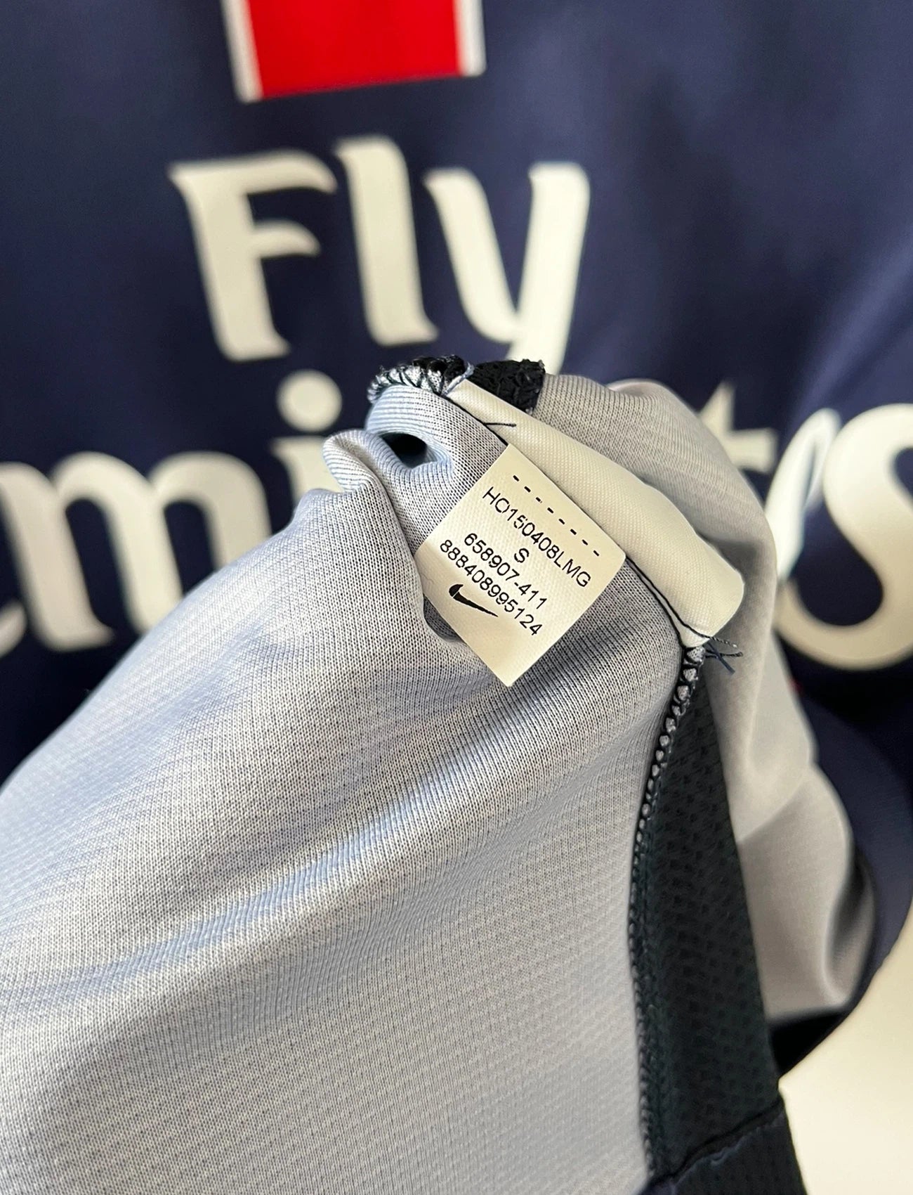 Maillot de foot vintage domicile bleu du PSG 2015/2016. On peut retrouver l'équipementier Nike et le sponsor Fly Emirates. Le maillot est floqué du numéro 10 Zlatan Ibrahimovic. Il s'agit d'un maillot authentique d'époque.