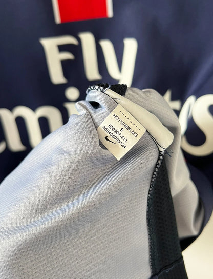 Maillot de foot vintage domicile bleu du PSG 2015/2016. On peut retrouver l'équipementier Nike et le sponsor Fly Emirates. Le maillot est floqué du numéro 10 Zlatan Ibrahimovic. Il s'agit d'un maillot authentique d'époque.