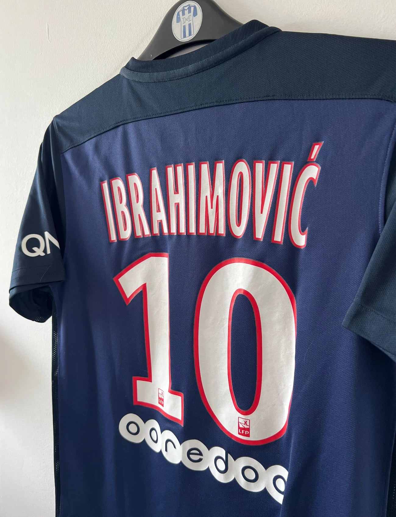 Maillot de foot vintage domicile bleu du PSG 2015/2016. On peut retrouver l'équipementier Nike et le sponsor Fly Emirates. Le maillot est floqué du numéro 10 Zlatan Ibrahimovic. Il s'agit d'un maillot authentique d'époque.