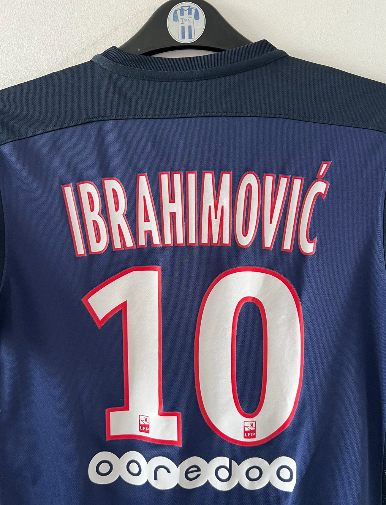 Maillot de foot vintage domicile bleu du PSG 2015/2016. On peut retrouver l'équipementier Nike et le sponsor Fly Emirates. Le maillot est floqué du numéro 10 Zlatan Ibrahimovic. Il s'agit d'un maillot authentique d'époque.