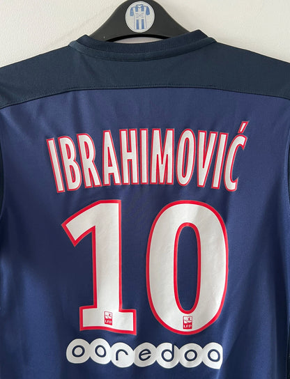 Maillot de foot vintage domicile bleu du PSG 2015/2016. On peut retrouver l'équipementier Nike et le sponsor Fly Emirates. Le maillot est floqué du numéro 10 Zlatan Ibrahimovic. Il s'agit d'un maillot authentique d'époque.