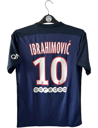Maillot de foot vintage domicile bleu du PSG 2015/2016. On peut retrouver l'équipementier Nike et le sponsor Fly Emirates. Le maillot est floqué du numéro 10 Zlatan Ibrahimovic. Il s'agit d'un maillot authentique d'époque.