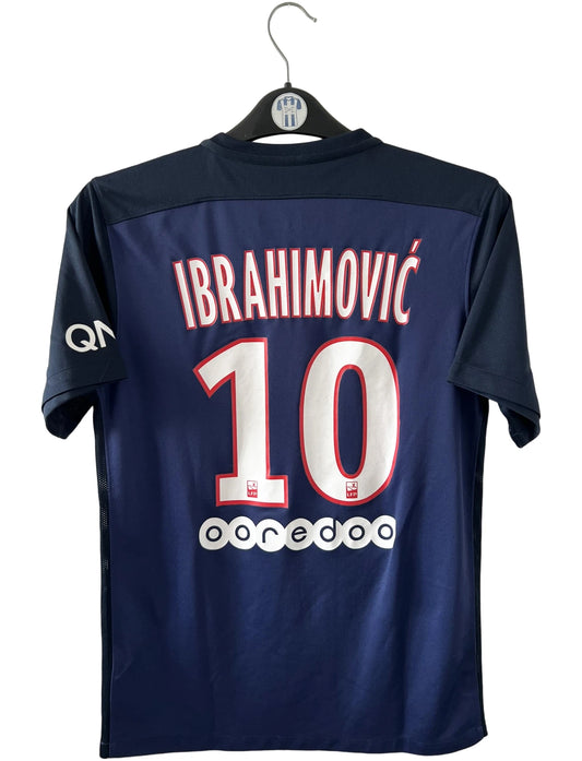Maillot de foot vintage domicile bleu du PSG 2015/2016. On peut retrouver l'équipementier Nike et le sponsor Fly Emirates. Le maillot est floqué du numéro 10 Zlatan Ibrahimovic. Il s'agit d'un maillot authentique d'époque.