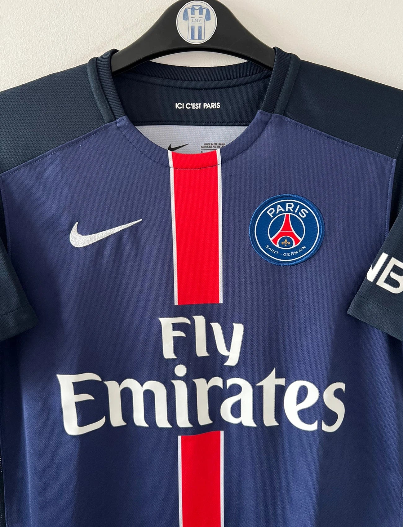 Maillot de foot vintage domicile bleu du PSG 2015/2016. On peut retrouver l'équipementier Nike et le sponsor Fly Emirates. Le maillot est floqué du numéro 10 Zlatan Ibrahimovic. Il s'agit d'un maillot authentique d'époque.
