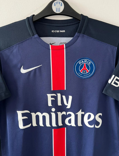 Maillot de foot vintage domicile bleu du PSG 2015/2016. On peut retrouver l'équipementier Nike et le sponsor Fly Emirates. Le maillot est floqué du numéro 10 Zlatan Ibrahimovic. Il s'agit d'un maillot authentique d'époque.