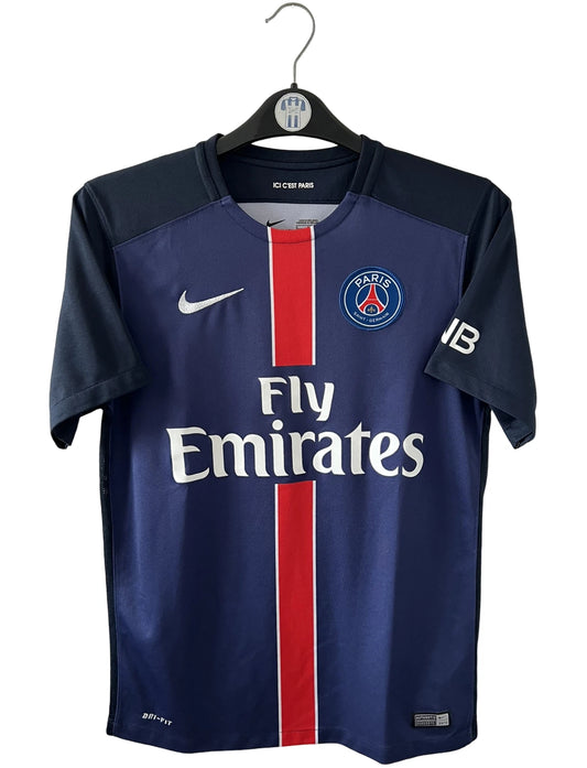 Maillot de foot vintage domicile bleu du PSG 2015/2016. On peut retrouver l'équipementier Nike et le sponsor Fly Emirates. Le maillot est floqué du numéro 10 Zlatan Ibrahimovic. Il s'agit d'un maillot authentique d'époque.
