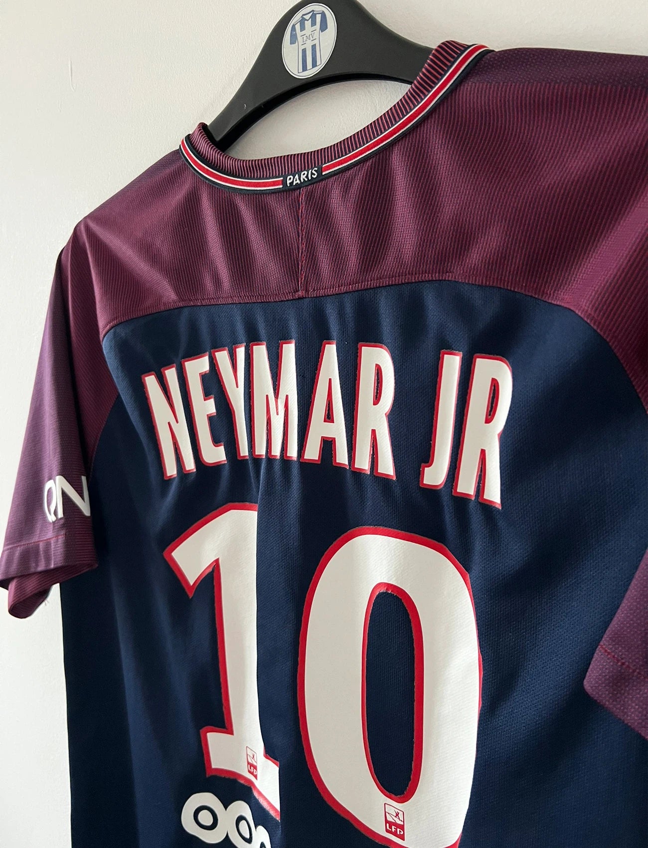 Maillot foot vintage domicile psg 2017/2018. On peut retrouver l'équipementier Nike et le sponsor Fly Emirates. Le maillot est floqué du numéro 10 Neymar. Il s'agit d'un maillot authentique d'époque.