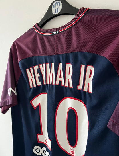 Maillot foot vintage domicile psg 2017/2018. On peut retrouver l'équipementier Nike et le sponsor Fly Emirates. Le maillot est floqué du numéro 10 Neymar. Il s'agit d'un maillot authentique d'époque.