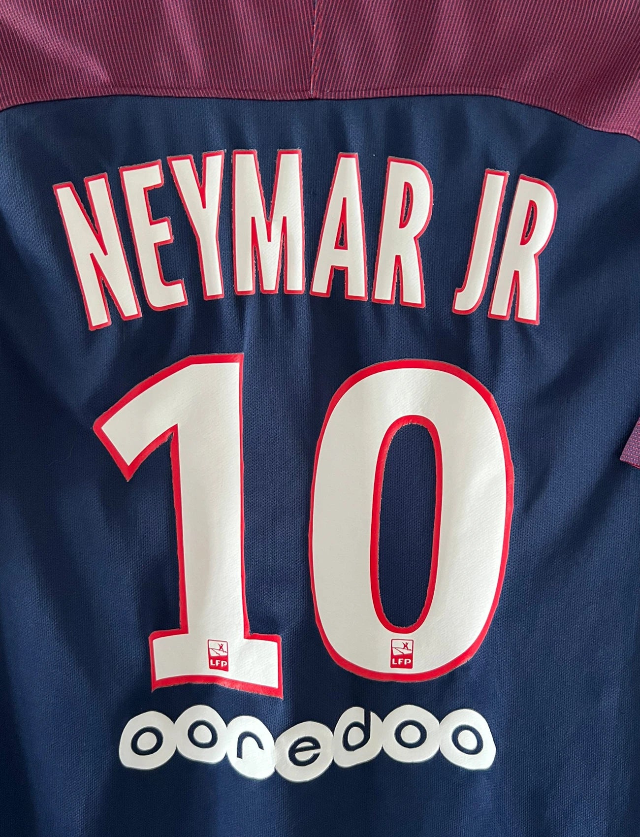 Maillot foot vintage domicile psg 2017/2018. On peut retrouver l'équipementier Nike et le sponsor Fly Emirates. Le maillot est floqué du numéro 10 Neymar. Il s'agit d'un maillot authentique d'époque.