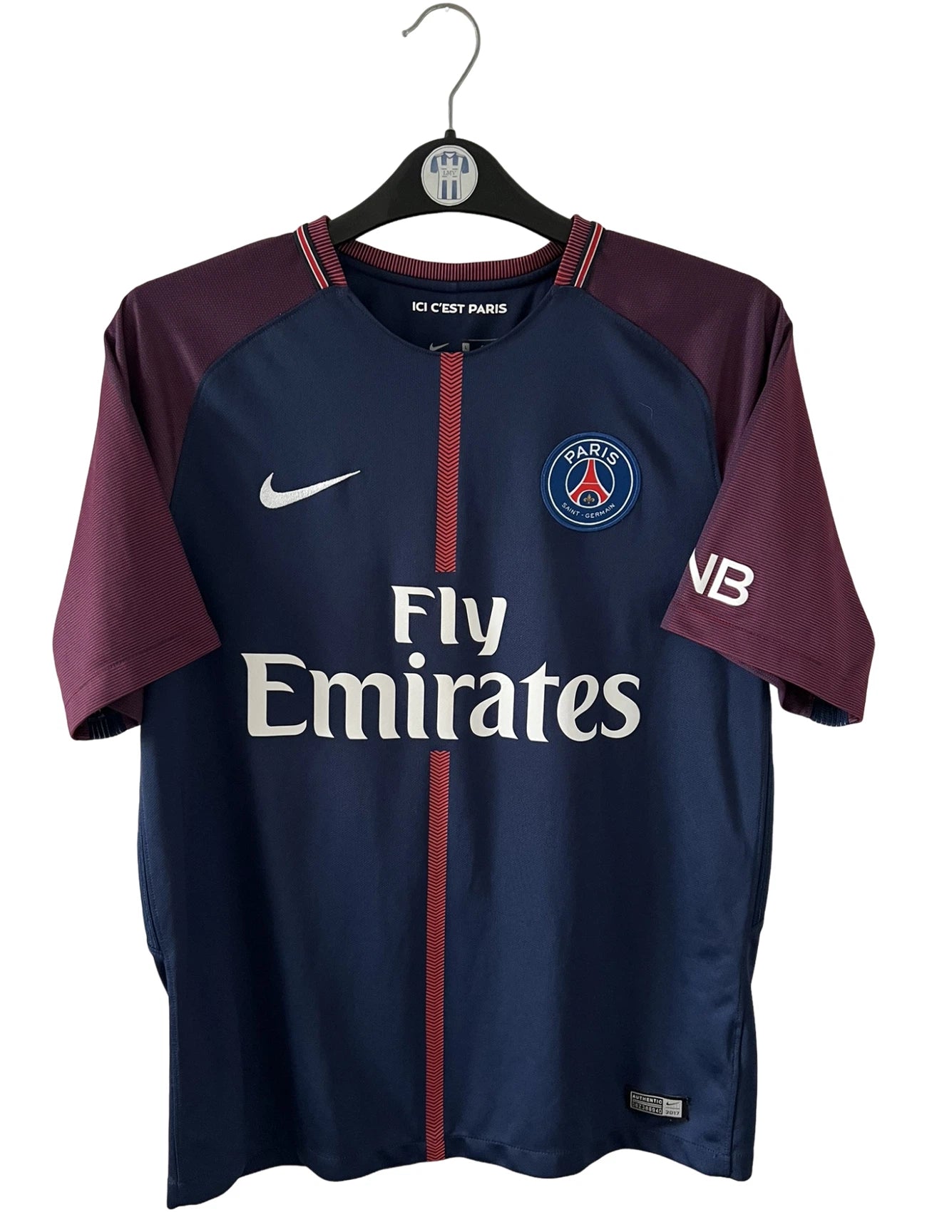 Maillot foot vintage domicile psg 2017/2018. On peut retrouver l'équipementier Nike et le sponsor Fly Emirates. Le maillot est floqué du numéro 10 Neymar. Il s'agit d'un maillot authentique d'époque.