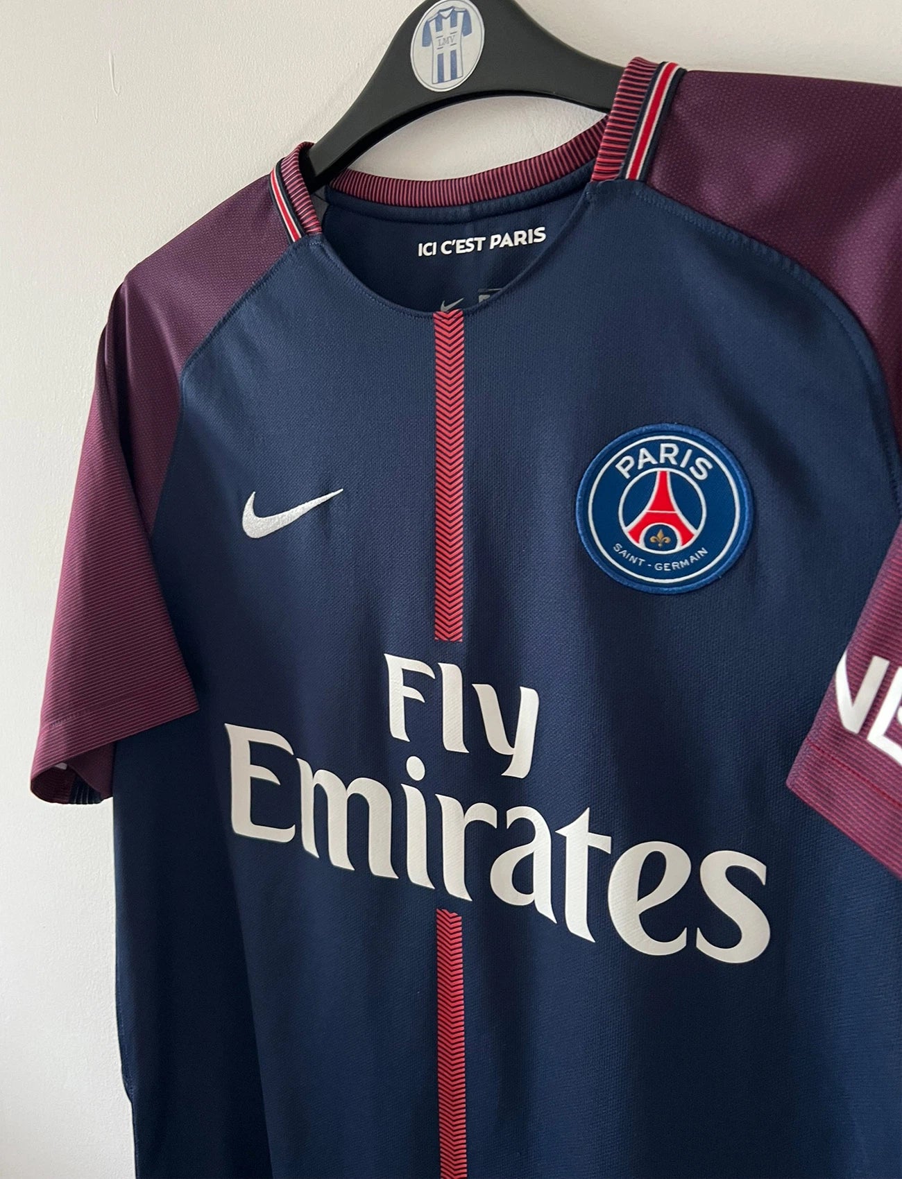Maillot foot vintage domicile psg 2017/2018. On peut retrouver l'équipementier Nike et le sponsor Fly Emirates. Le maillot est floqué du numéro 10 Neymar. Il s'agit d'un maillot authentique d'époque.