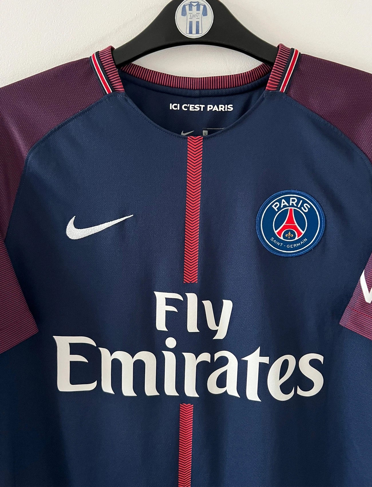 Maillot foot vintage domicile psg 2017/2018. On peut retrouver l'équipementier Nike et le sponsor Fly Emirates. Le maillot est floqué du numéro 10 Neymar. Il s'agit d'un maillot authentique d'époque.
