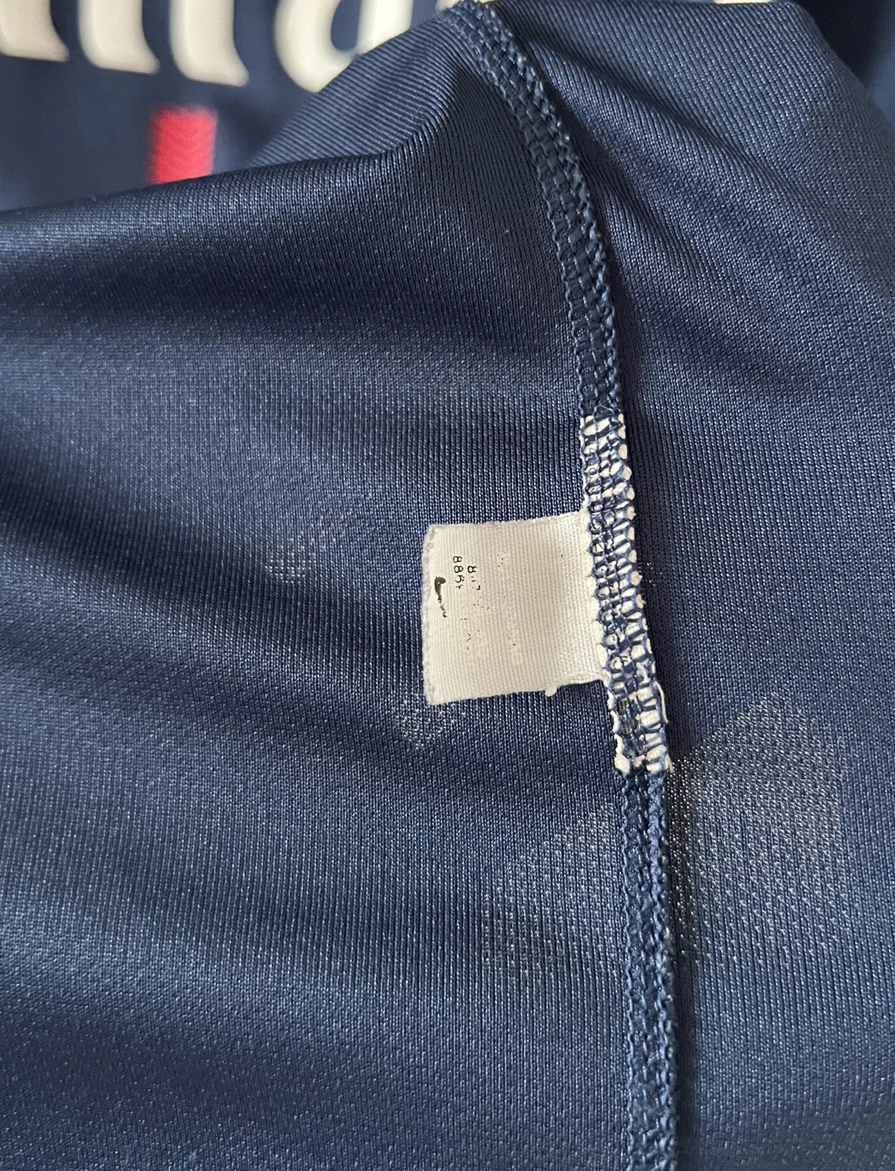 Maillot foot vintage domicile psg 2017/2018. On peut retrouver l'équipementier Nike et le sponsor Fly Emirates. Le maillot est floqué du numéro 10 Neymar. Il s'agit d'un maillot authentique d'époque.