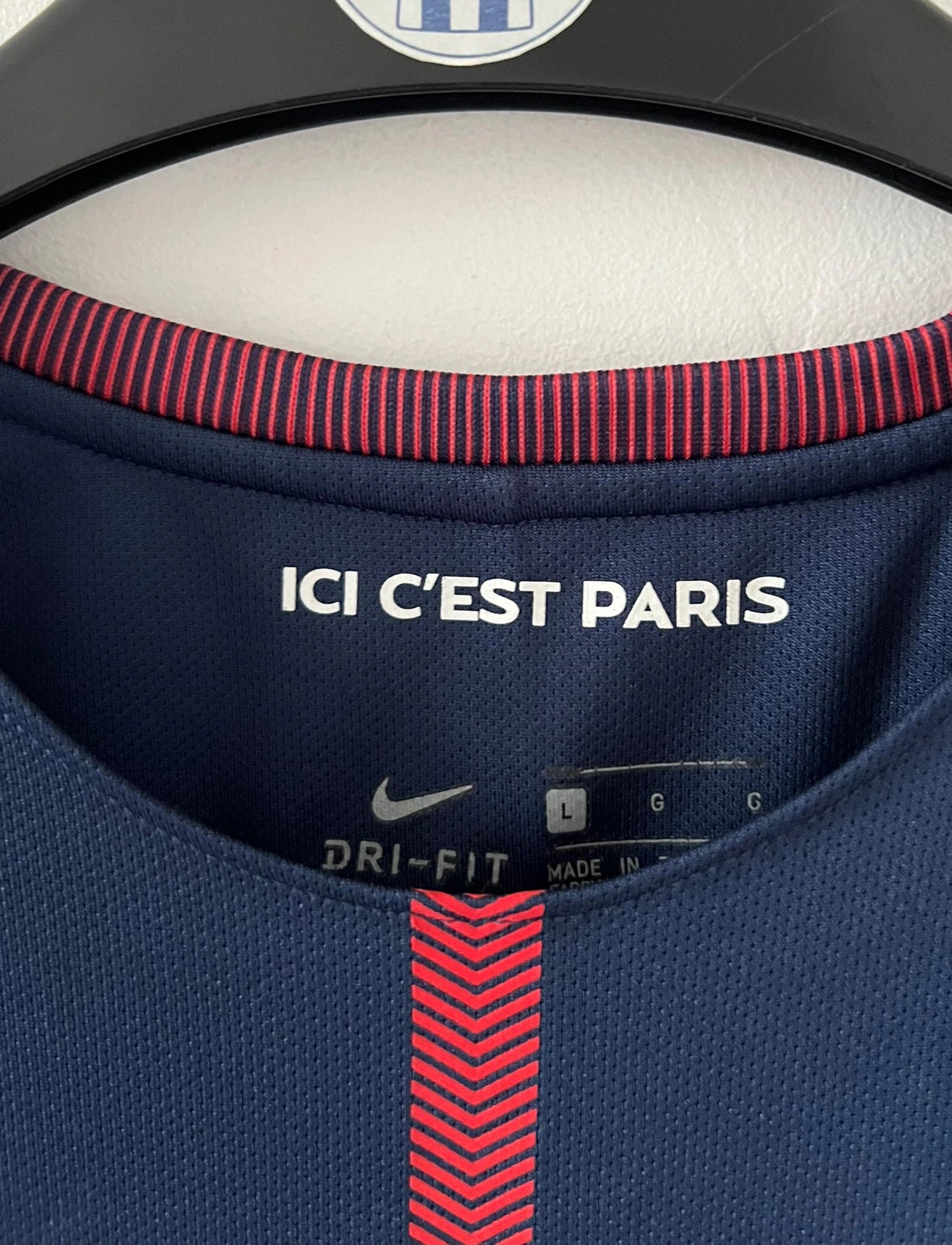 Maillot foot vintage domicile psg 2017/2018. On peut retrouver l'équipementier Nike et le sponsor Fly Emirates. Le maillot est floqué du numéro 10 Neymar. Il s'agit d'un maillot authentique d'époque.