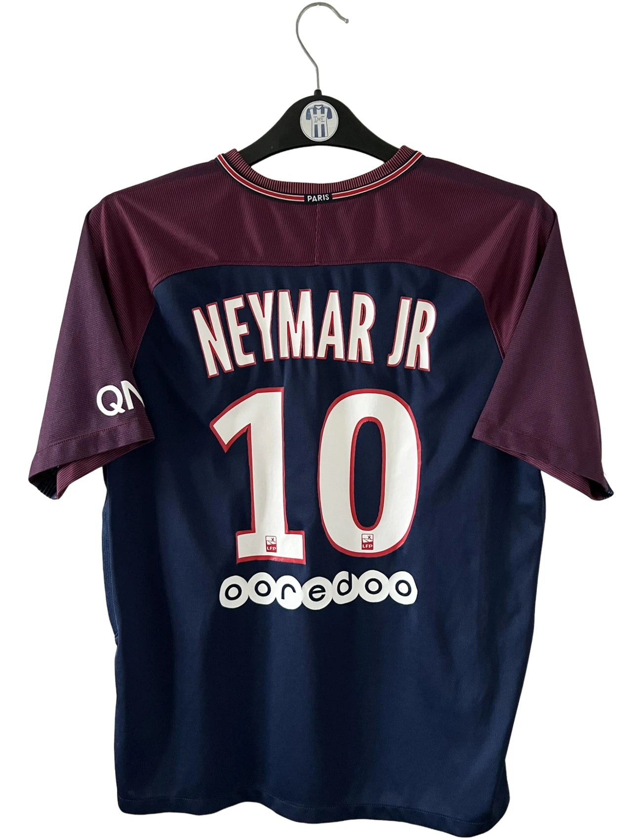 Maillot foot vintage domicile psg 2017/2018. On peut retrouver l'équipementier Nike et le sponsor Fly Emirates. Le maillot est floqué du numéro 10 Neymar. Il s'agit d'un maillot authentique d'époque.