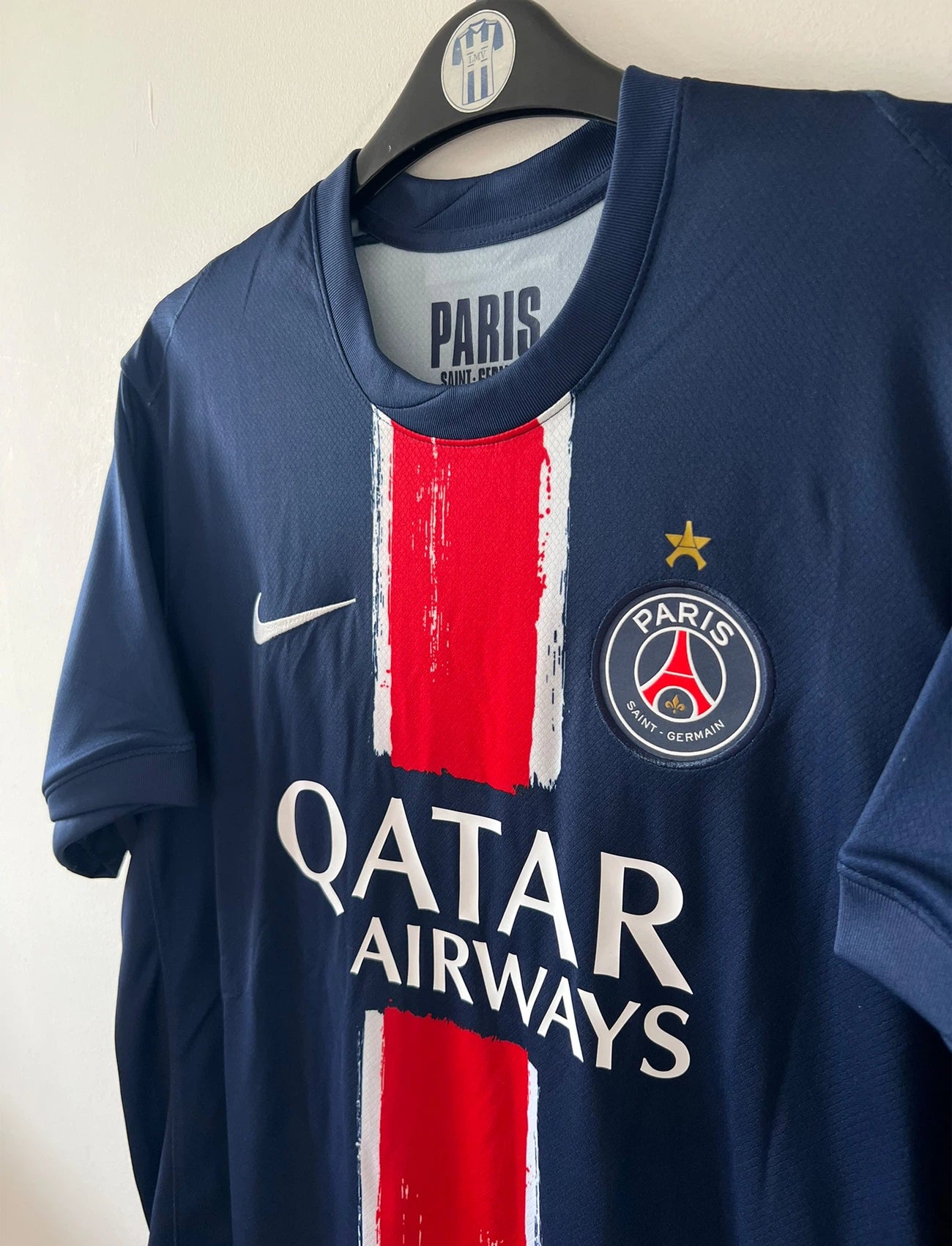 Maillot de foot vintage domicile bleu du PSG 2024-2025. On peut retrouver l'équipementier Nike et le sponsor Qatar Airways. Le maillot possède le flocage champions d'europe 2025. Il s'agit d'un maillot authentique d'époque.