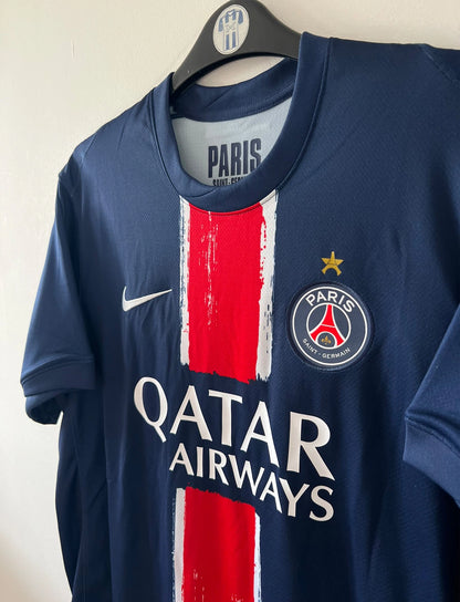 Maillot de foot vintage domicile bleu du PSG 2024-2025. On peut retrouver l'équipementier Nike et le sponsor Qatar Airways. Le maillot possède le flocage champions d'europe 2025. Il s'agit d'un maillot authentique d'époque.