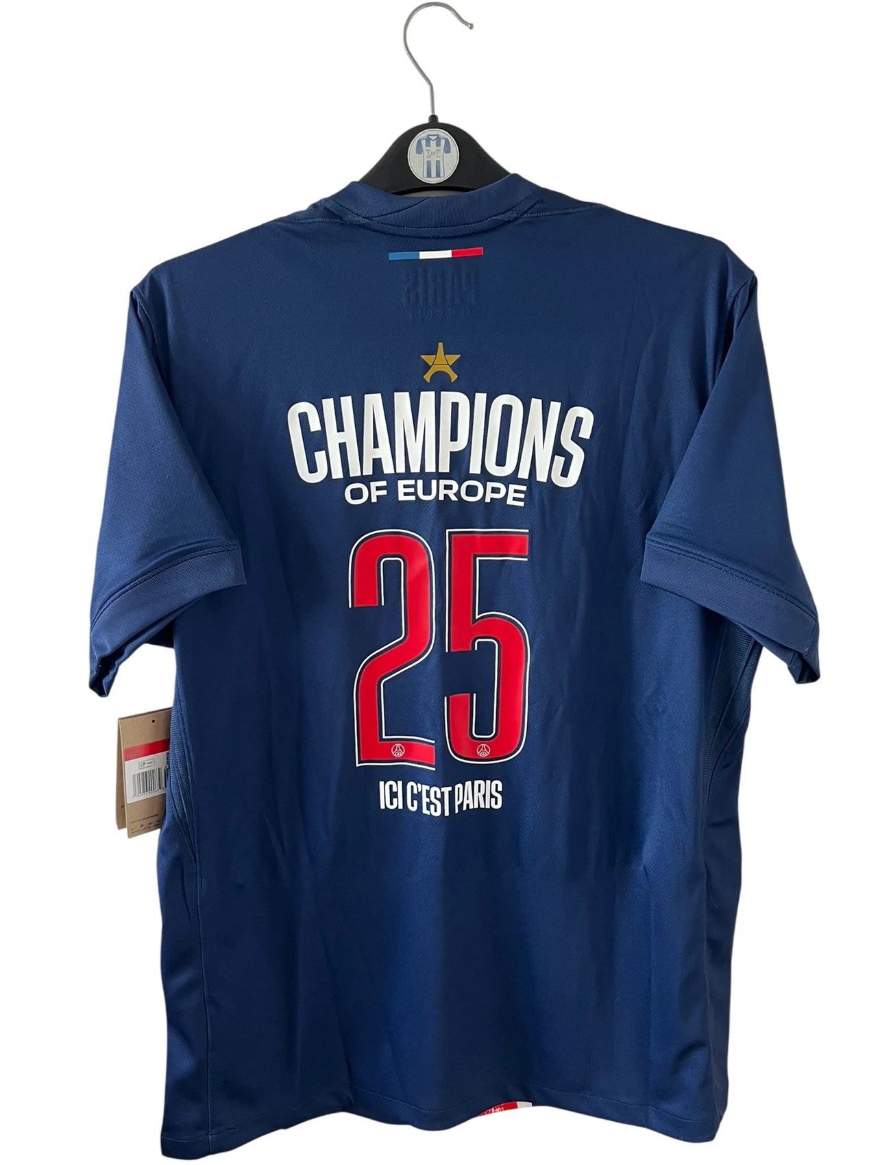 Maillot de foot vintage domicile bleu du PSG 2024-2025. On peut retrouver l'équipementier Nike et le sponsor Qatar Airways. Le maillot possède le flocage champions d'europe 2025. Il s'agit d'un maillot authentique d'époque.