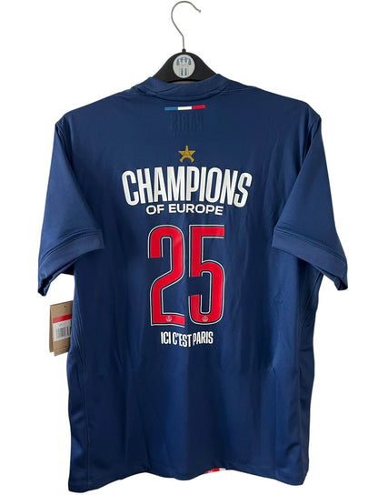 Maillot de foot vintage domicile bleu du PSG 2024-2025. On peut retrouver l'équipementier Nike et le sponsor Qatar Airways. Le maillot possède le flocage champions d'europe 2025. Il s'agit d'un maillot authentique d'époque.