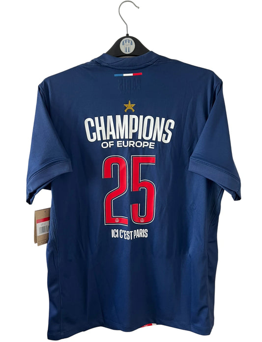 Maillot de foot vintage domicile bleu du PSG 2024-2025. On peut retrouver l'équipementier Nike et le sponsor Qatar Airways. Le maillot possède le flocage champions d'europe 2025. Il s'agit d'un maillot authentique d'époque.
