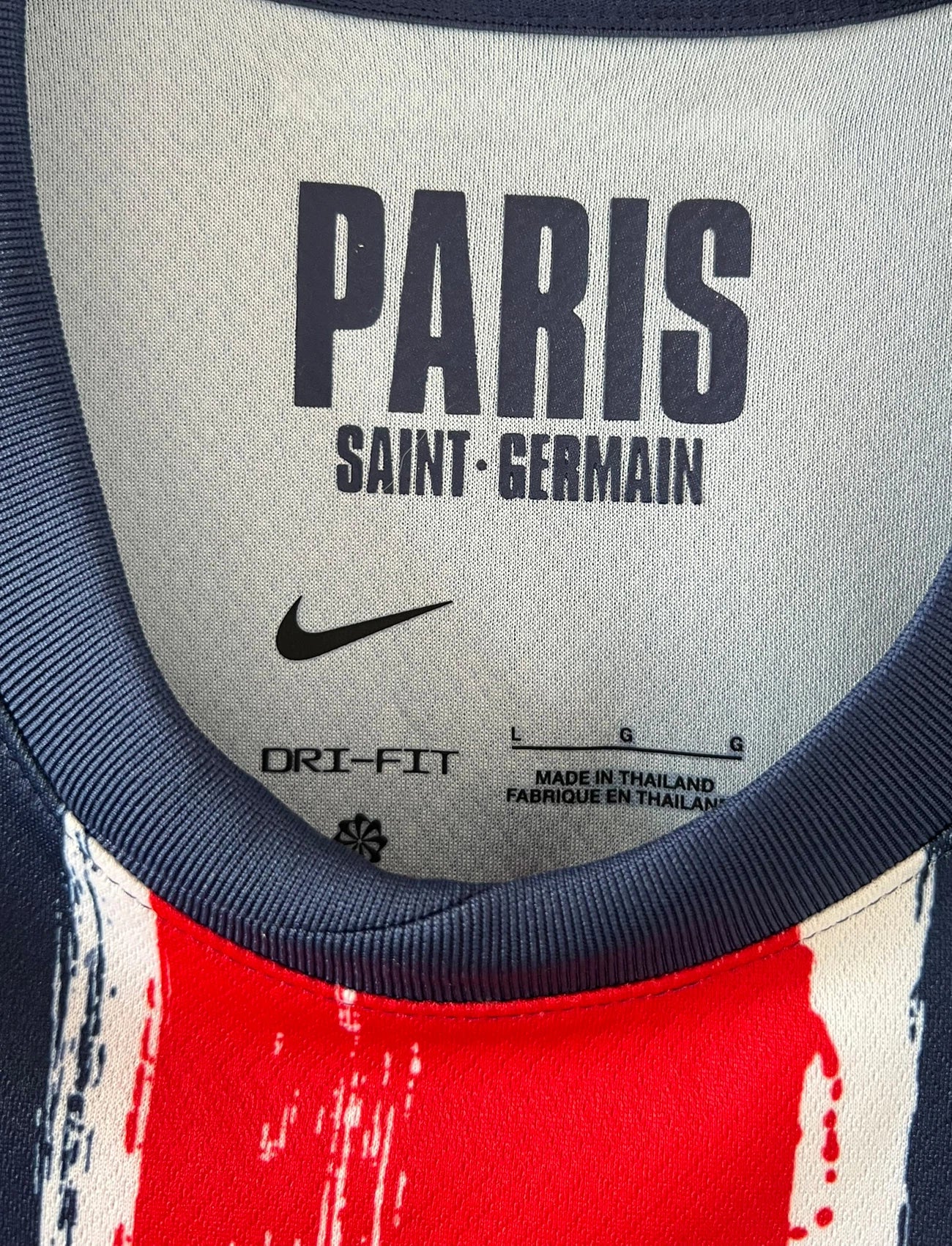 Maillot de foot vintage domicile bleu du PSG 2024-2025. On peut retrouver l'équipementier Nike et le sponsor Qatar Airways. Le maillot possède le flocage champions d'europe 2025. Il s'agit d'un maillot authentique d'époque.