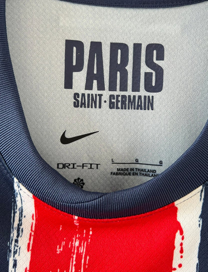 Maillot de foot vintage domicile bleu du PSG 2024-2025. On peut retrouver l'équipementier Nike et le sponsor Qatar Airways. Le maillot possède le flocage champions d'europe 2025. Il s'agit d'un maillot authentique d'époque.