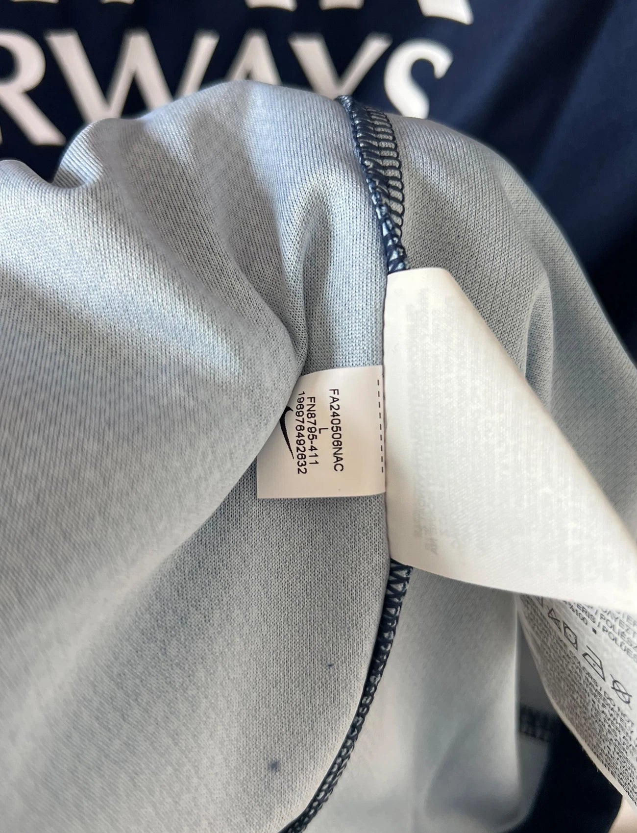 Maillot de foot vintage domicile bleu du PSG 2024-2025. On peut retrouver l'équipementier Nike et le sponsor Qatar Airways. Le maillot possède le flocage champions d'europe 2025. Il s'agit d'un maillot authentique d'époque.