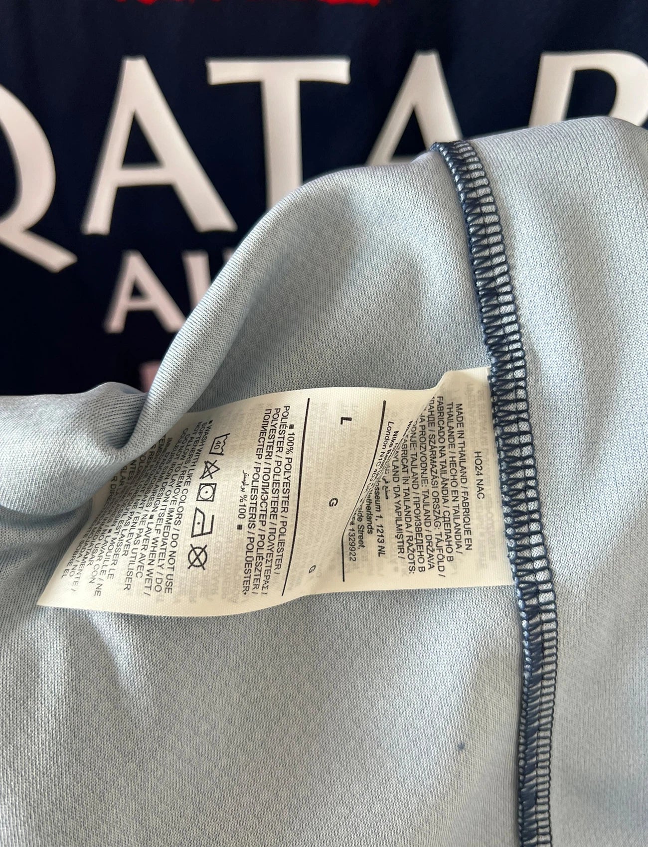 Maillot de foot vintage domicile bleu du PSG 2024-2025. On peut retrouver l'équipementier Nike et le sponsor Qatar Airways. Le maillot possède le flocage champions d'europe 2025. Il s'agit d'un maillot authentique d'époque.