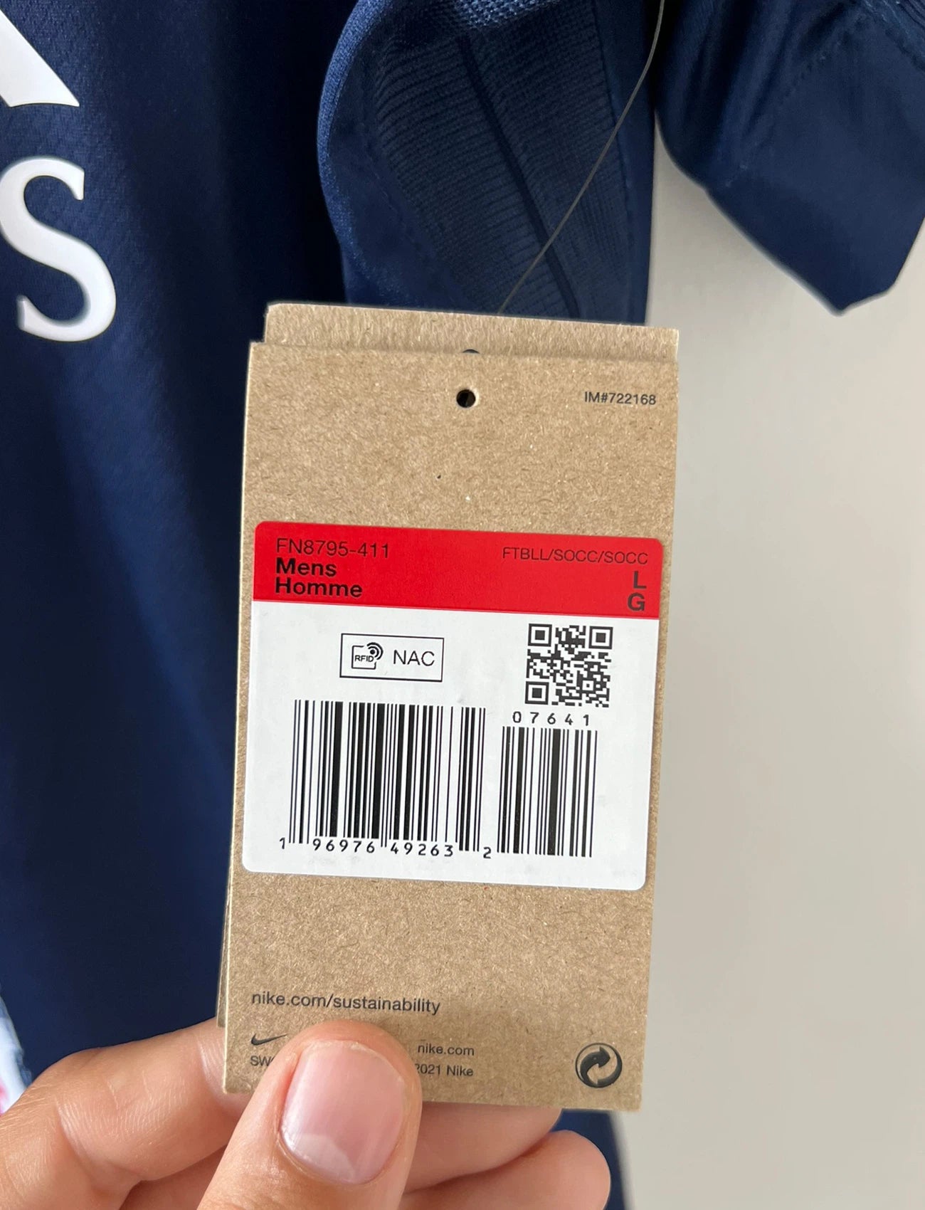 Maillot de foot vintage domicile bleu du PSG 2024-2025. On peut retrouver l'équipementier Nike et le sponsor Qatar Airways. Le maillot possède le flocage champions d'europe 2025. Il s'agit d'un maillot authentique d'époque.