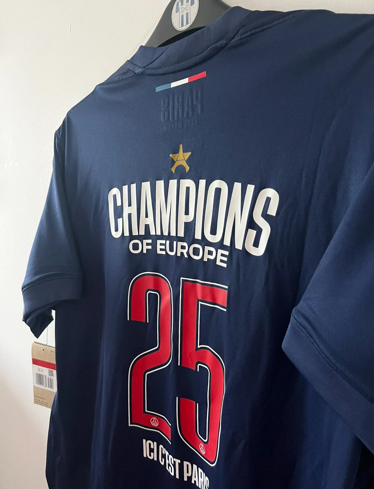 Maillot de foot vintage domicile bleu du PSG 2024-2025. On peut retrouver l'équipementier Nike et le sponsor Qatar Airways. Le maillot possède le flocage champions d'europe 2025. Il s'agit d'un maillot authentique d'époque.