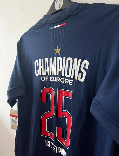 Maillot de foot vintage domicile bleu du PSG 2024-2025. On peut retrouver l'équipementier Nike et le sponsor Qatar Airways. Le maillot possède le flocage champions d'europe 2025. Il s'agit d'un maillot authentique d'époque.
