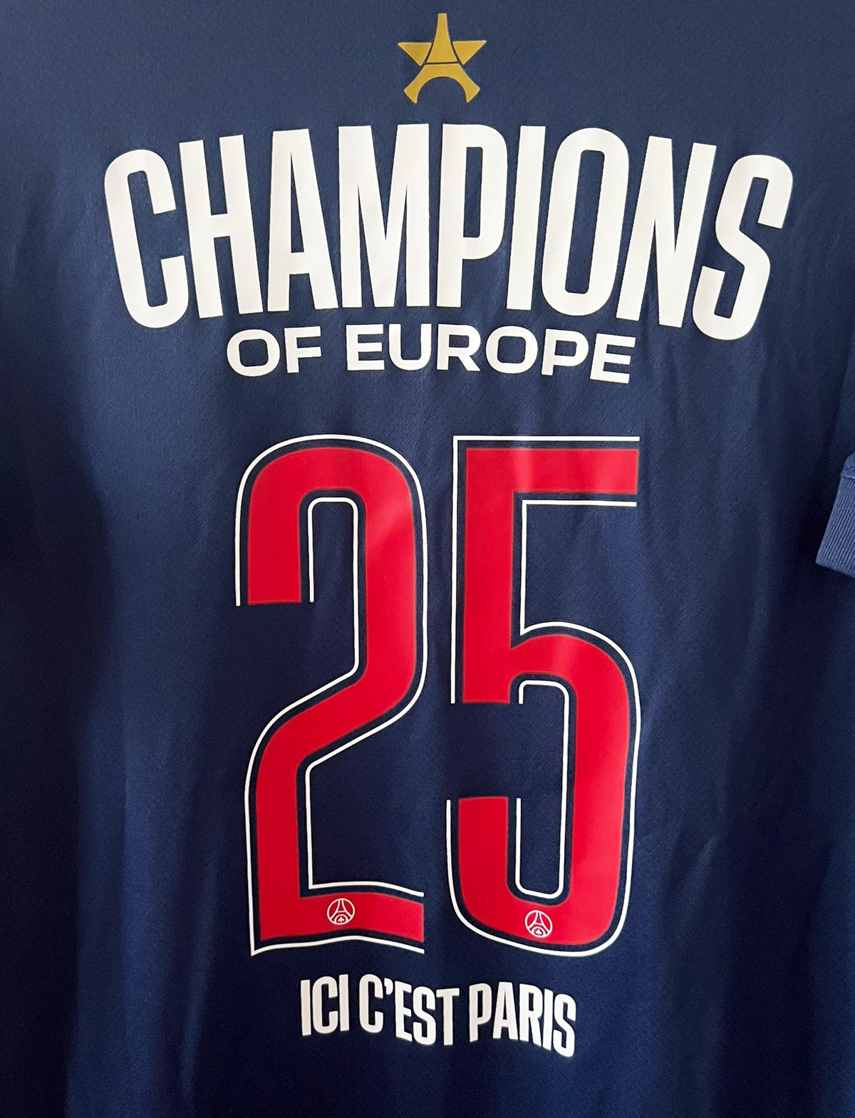 Maillot de foot vintage domicile bleu du PSG 2024-2025. On peut retrouver l'équipementier Nike et le sponsor Qatar Airways. Le maillot possède le flocage champions d'europe 2025. Il s'agit d'un maillot authentique d'époque.