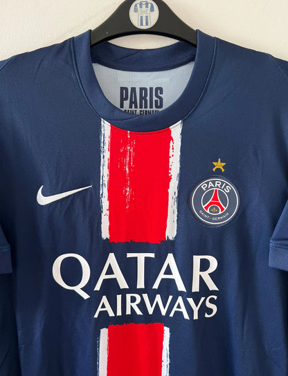 Maillot de foot vintage domicile bleu du PSG 2024-2025. On peut retrouver l'équipementier Nike et le sponsor Qatar Airways. Le maillot possède le flocage champions d'europe 2025. Il s'agit d'un maillot authentique d'époque.