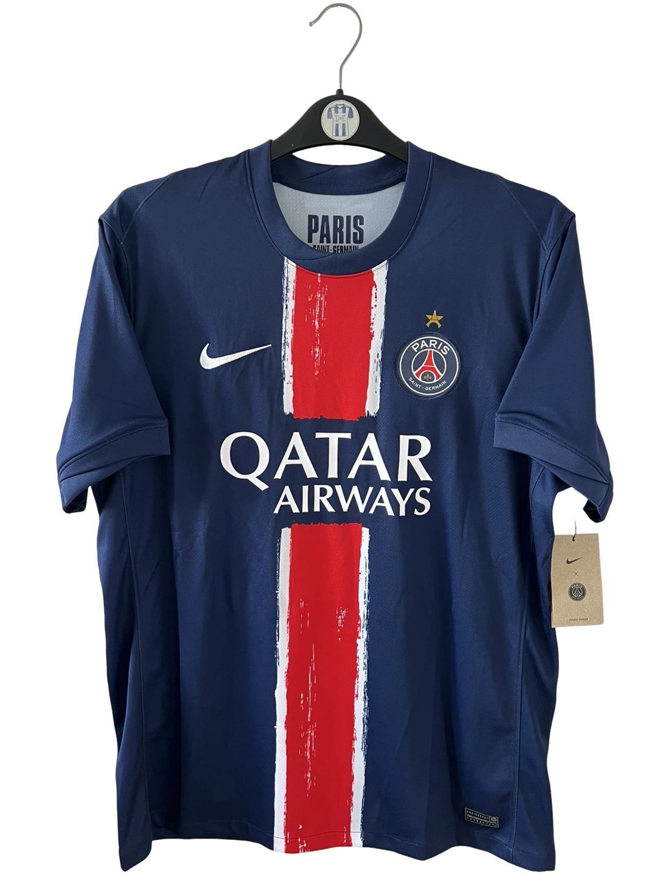 Maillot de foot vintage domicile bleu du PSG 2024-2025. On peut retrouver l'équipementier Nike et le sponsor Qatar Airways. Le maillot possède le flocage champions d'europe 2025. Il s'agit d'un maillot authentique d'époque.